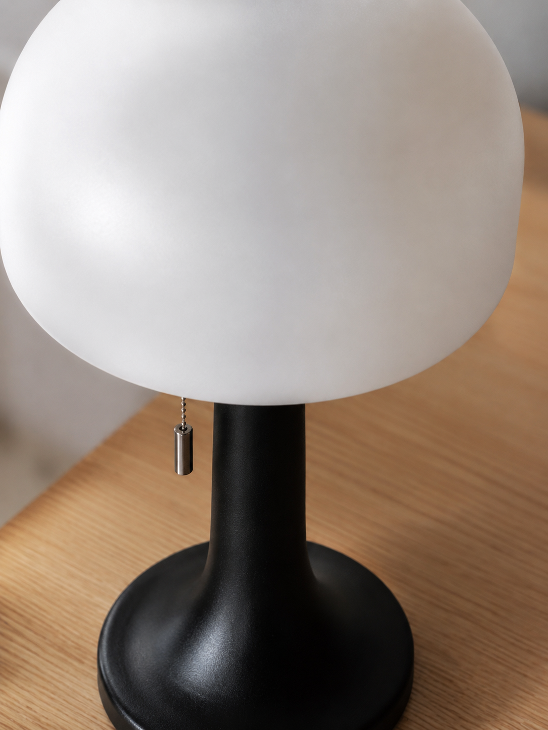 Lampe champignon rechargeable – noire, blanche et bois – vue 5 du produit | ODECO