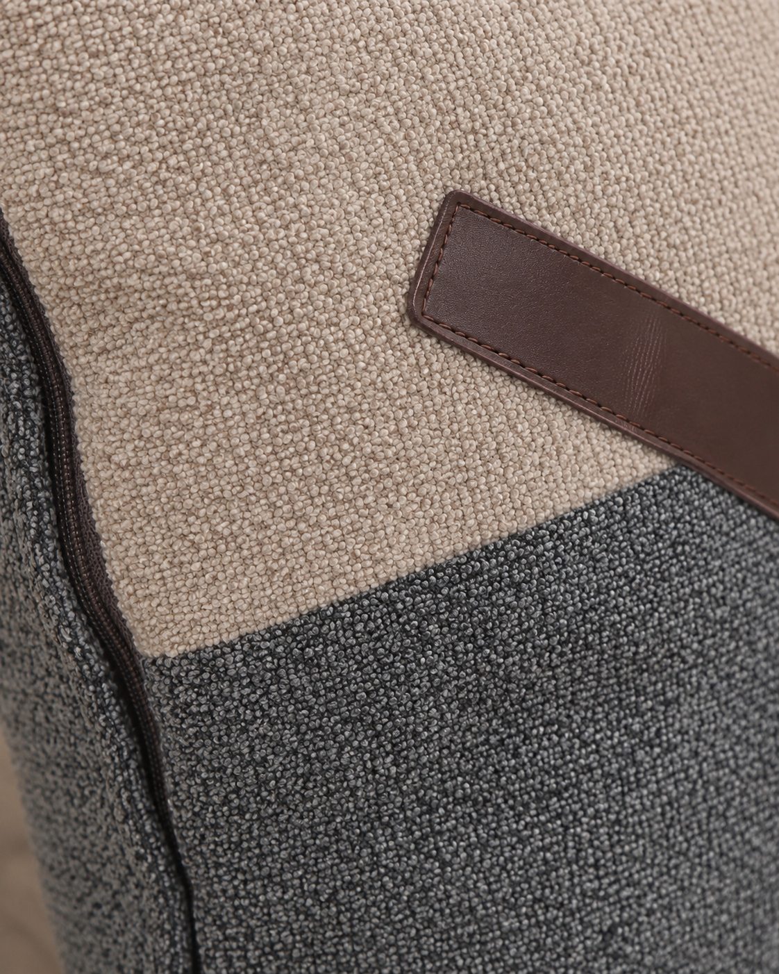 Coussin décoratif texturé asymétrique avec bande brune – vue 7 du produit | ODECO