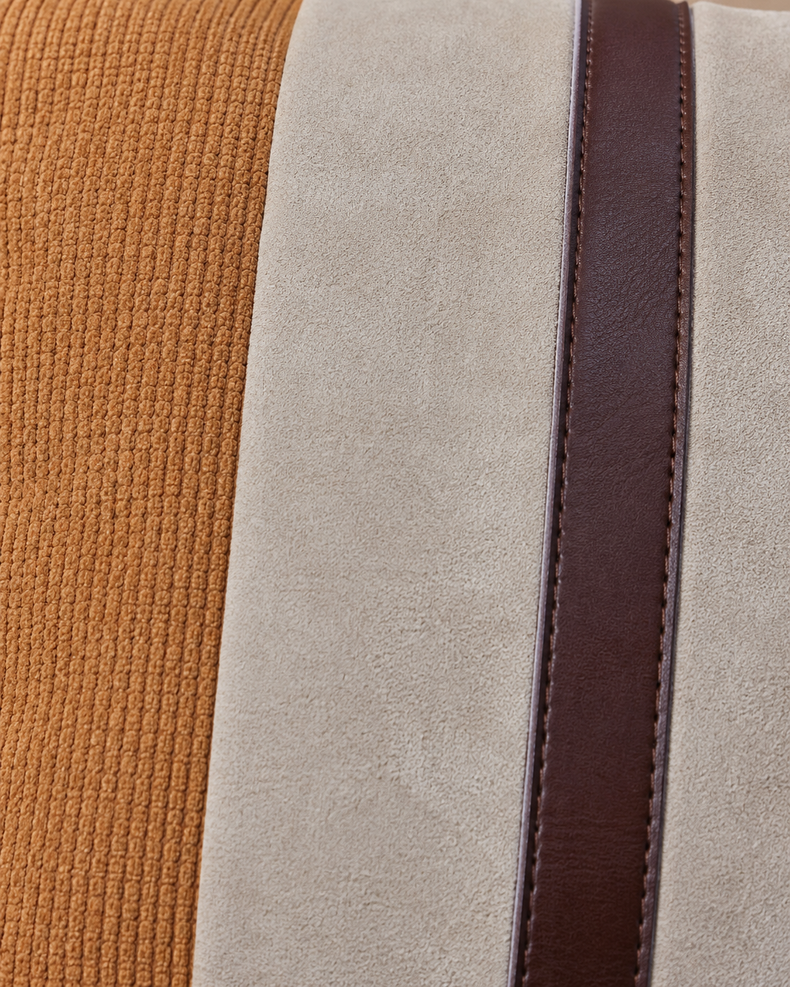 Coussin décoratif texturé avec bande centrale brune – vue 8 du produit | ODECO
