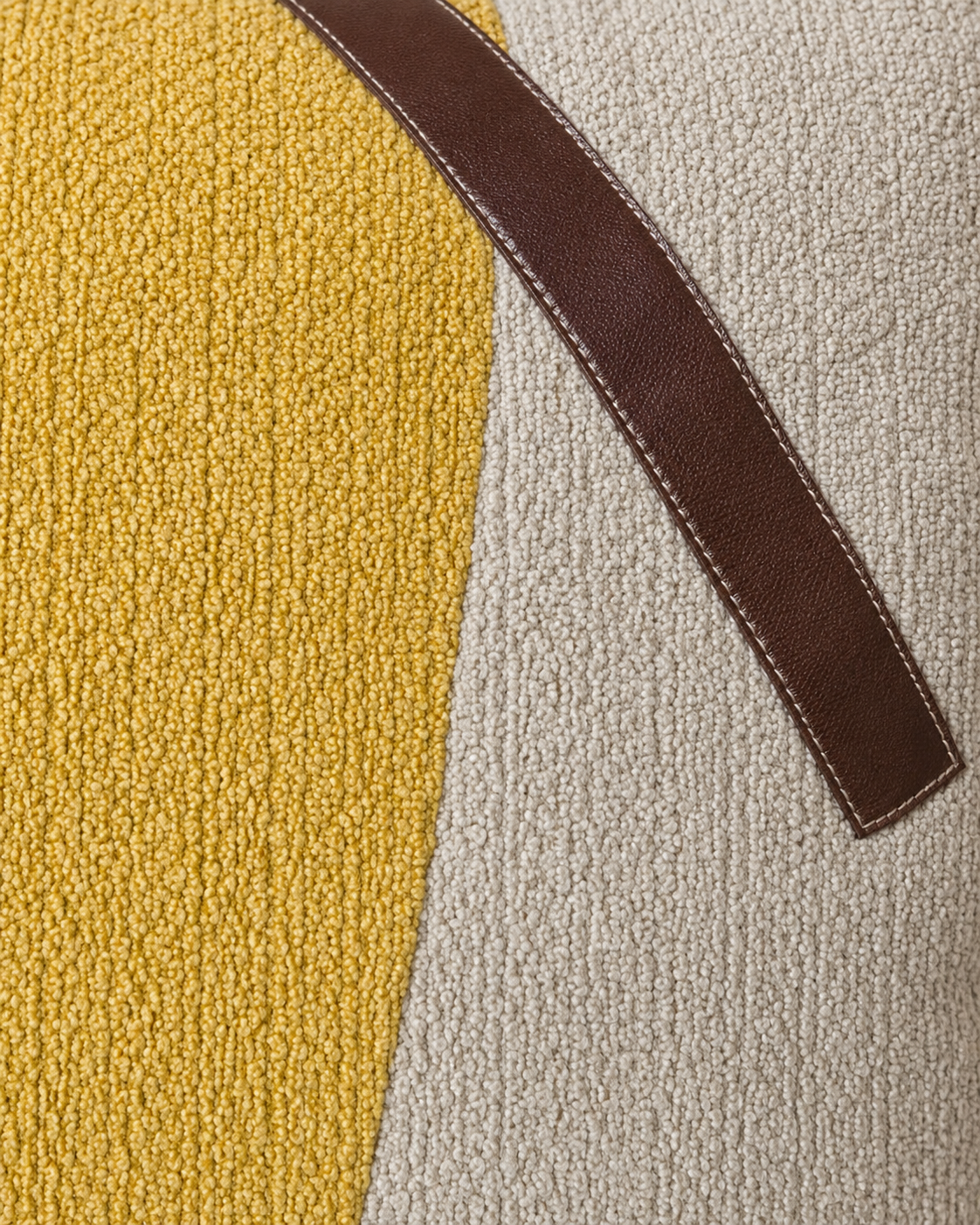 Coussin décoratif texturé asymétrique avec bande brune – vue 9 du produit | ODECO