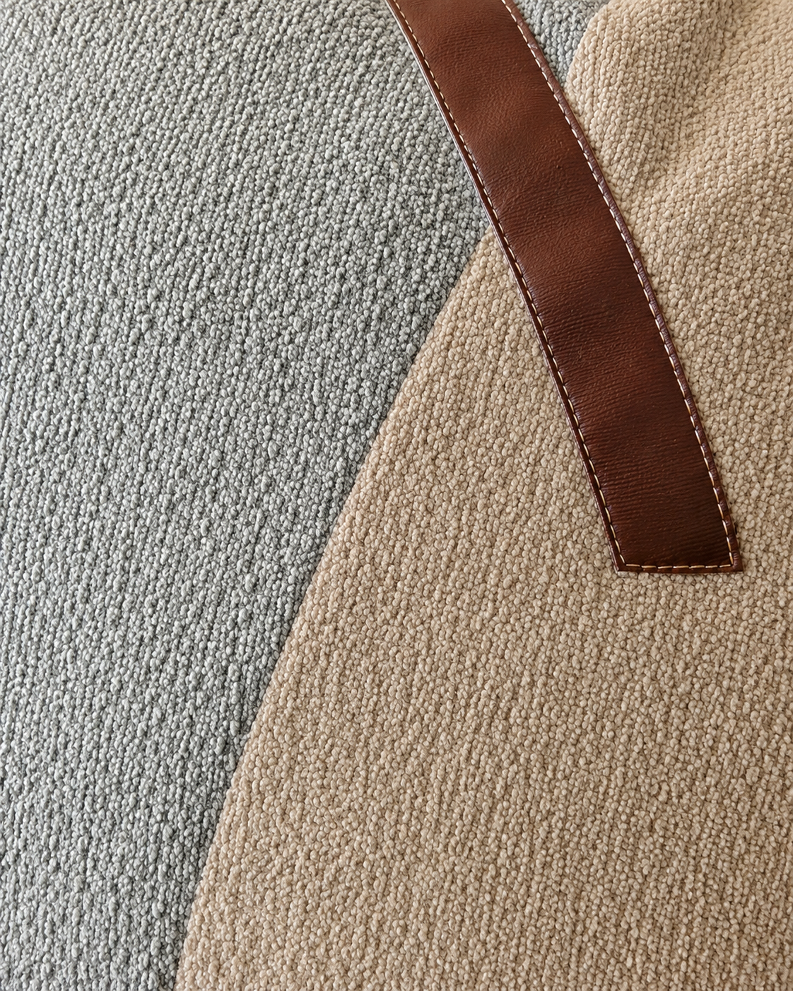 Coussin décoratif texturé asymétrique avec bande brune – vue 5 du produit | ODECO