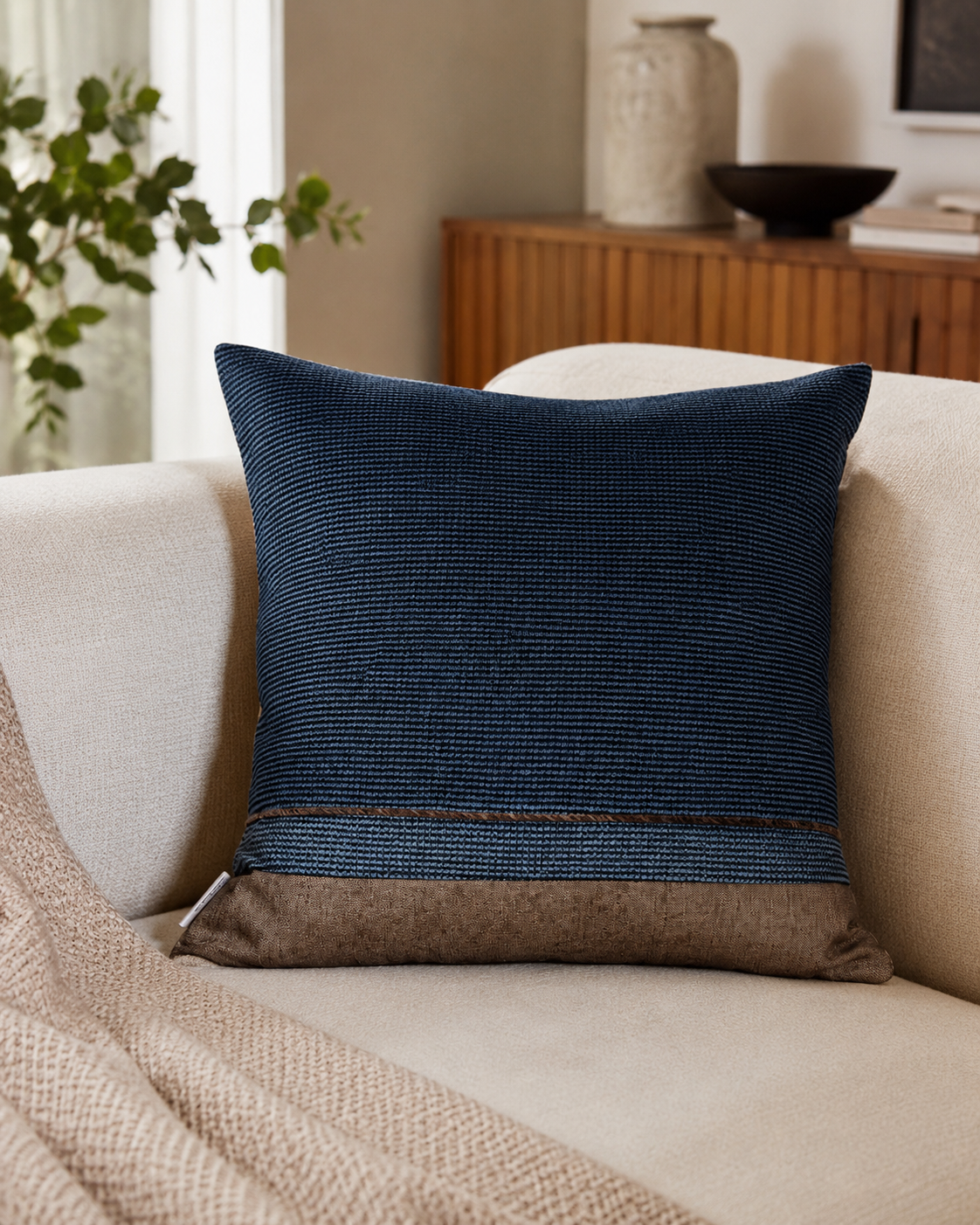 Coussin décoratif texturé avec base contrastante – vue 2 du produit | ODECO